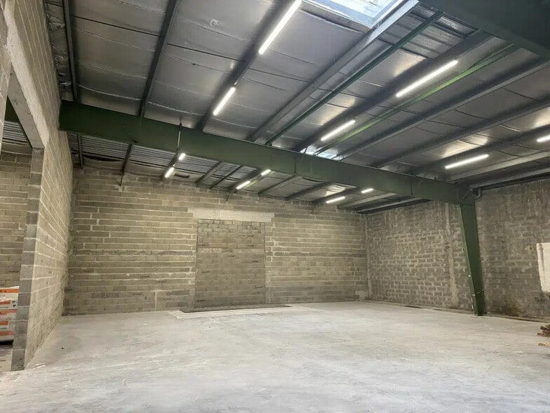 Flex in Genas for lease - Interior Photo - Image 3 of 7