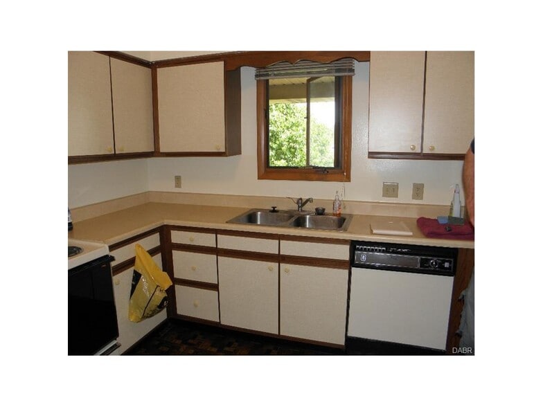 1308 Lyons Rd, Centerville, OH for sale - Interior Photo - Image 2 of 12