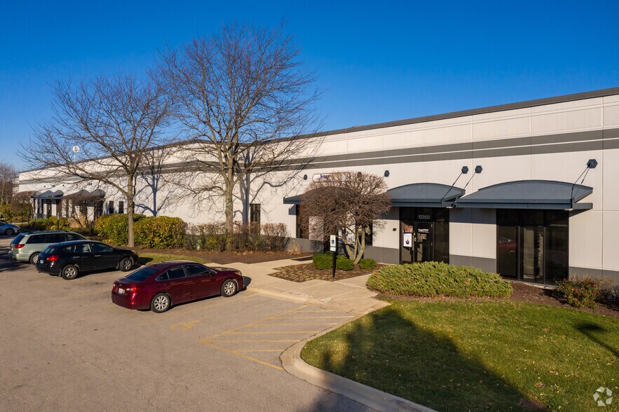 1225 Greenbriar Dr, Addison, IL for sale - Primary Photo - Image 1 of 1