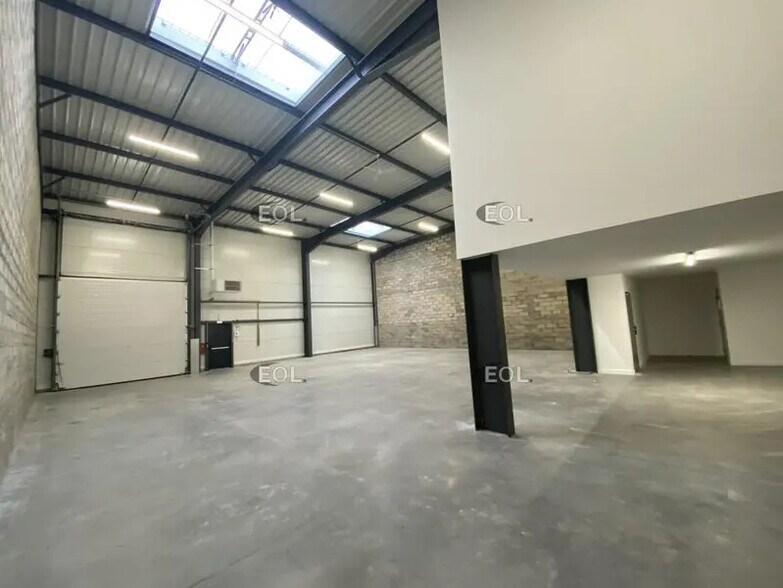 Industrial in Grigny for lease - Building Photo - Image 2 of 3