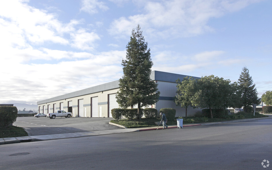 300 Park Center Dr, Hollister, CA for lease - Building Photo - Image 1 of 3