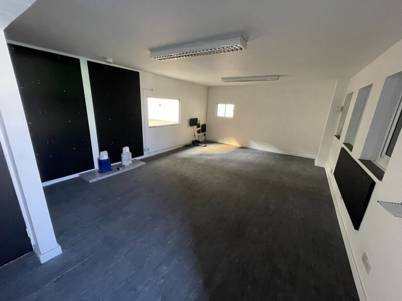 Clivemont Rd, Maidenhead for lease - Interior Photo - Image 2 of 6