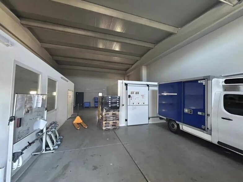 Industrial in Fréjus for lease - Interior Photo - Image 2 of 7