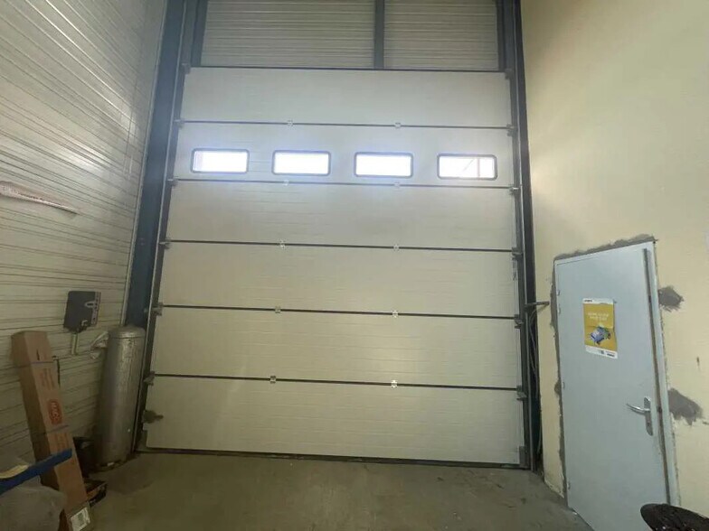 Office in Allonne for lease - Interior Photo - Image 2 of 9