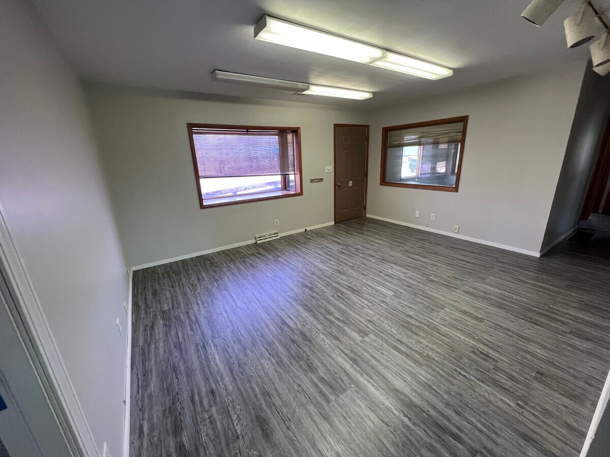 999 N 21st St, Newark, OH 43055