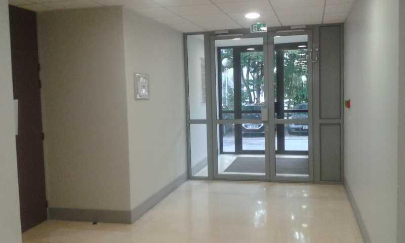 Office in Créteil for lease - Lobby - Image 3 of 12