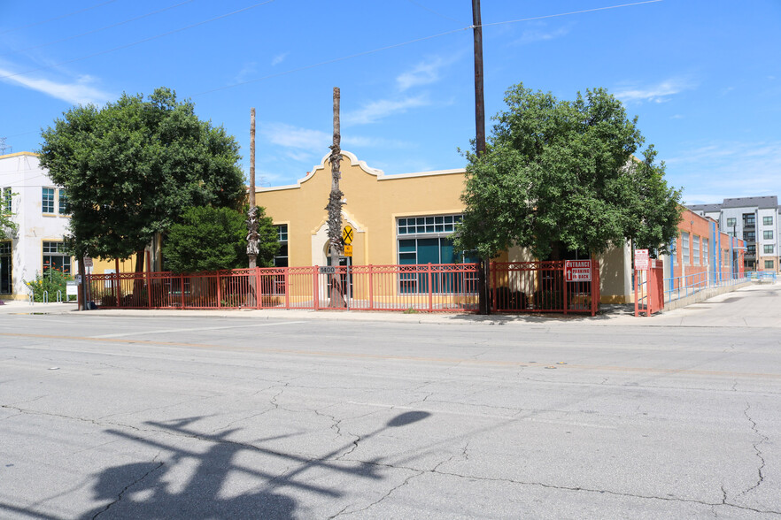 1400 S Flores St, San Antonio, TX for lease - Building Photo - Image 2 of 9