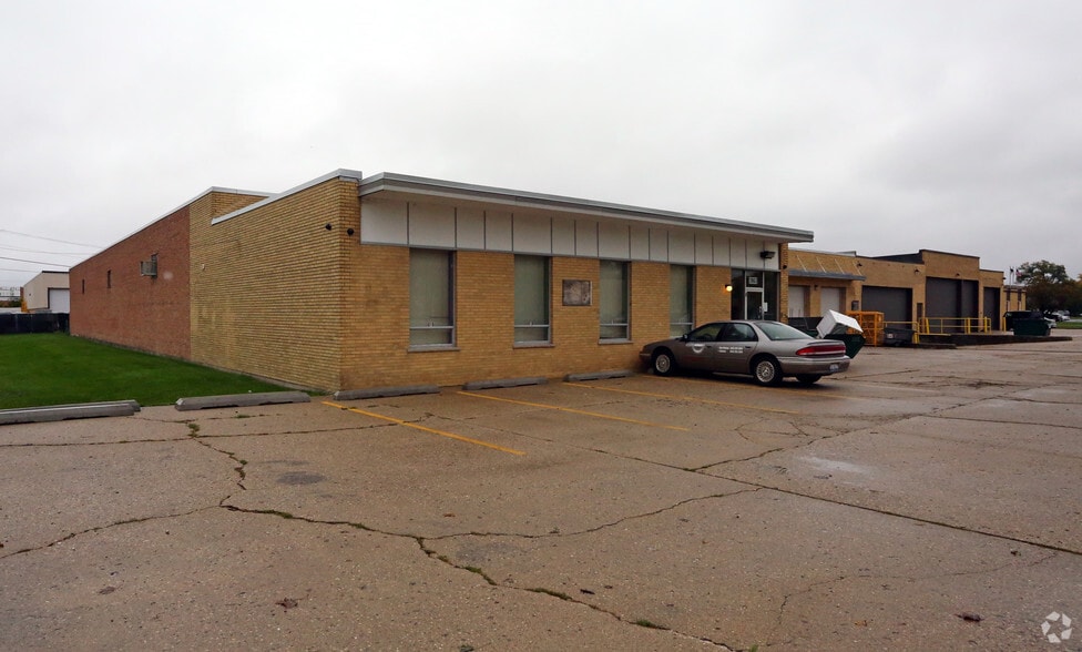 2063 Frontage Rd, Des Plaines, IL for lease - Primary Photo - Image 1 of 7