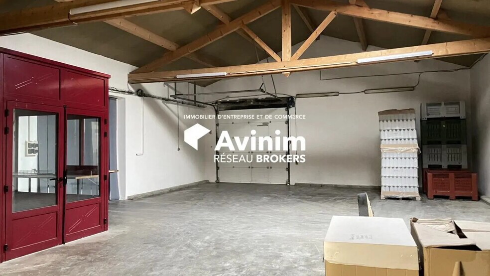 Retail in Beaucaire for lease - Interior Photo - Image 2 of 4