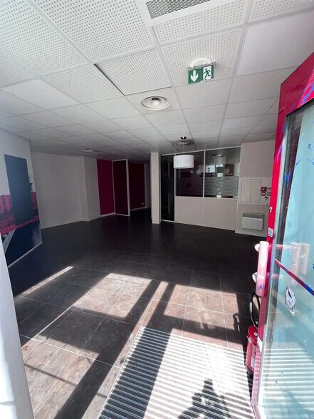 Retail in Paris for lease - Interior Photo - Image 3 of 7