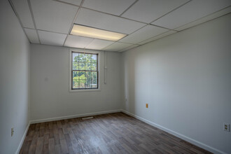 12 Roosevelt Ave, Mystic, CT for lease Interior Photo- Image 1 of 8