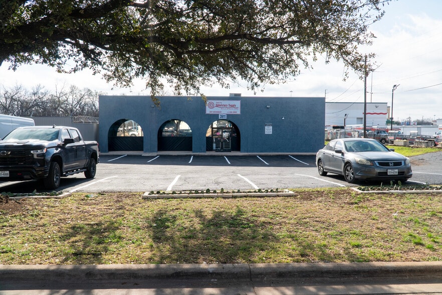 3911 Woodbury Dr, Austin, TX for lease - Building Photo - Image 1 of 7