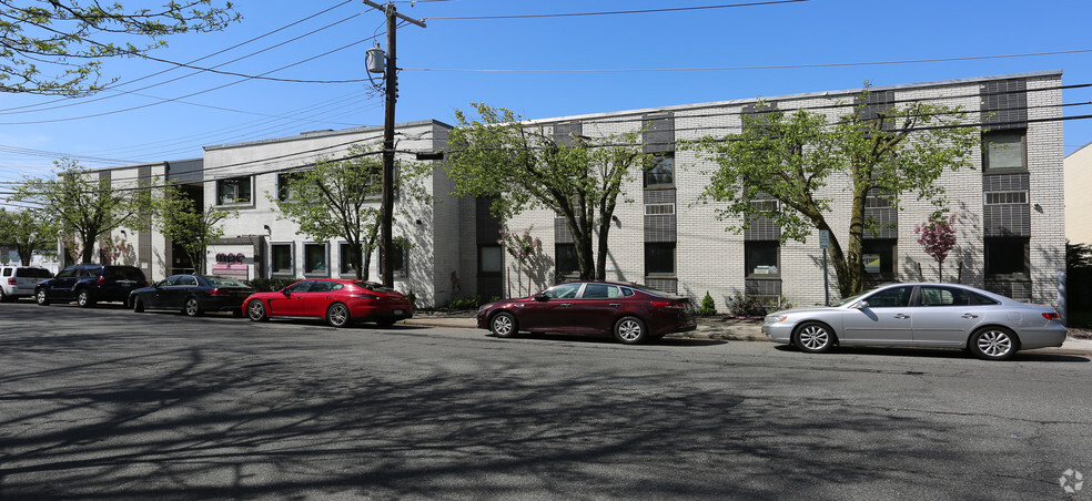 2174 Hewlett Ave, Merrick, NY for lease - Primary Photo - Image 1 of 24