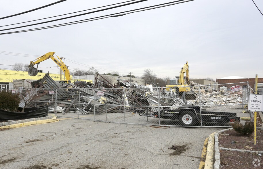 297 E Sunrise Hwy, Lindenhurst, NY for sale - Primary Photo - Image 1 of 1