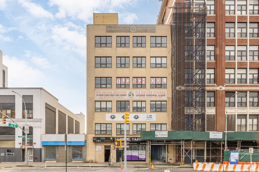 33-24 Northern Blvd, Long Island City, NY for lease - Building Photo - Image 2 of 8