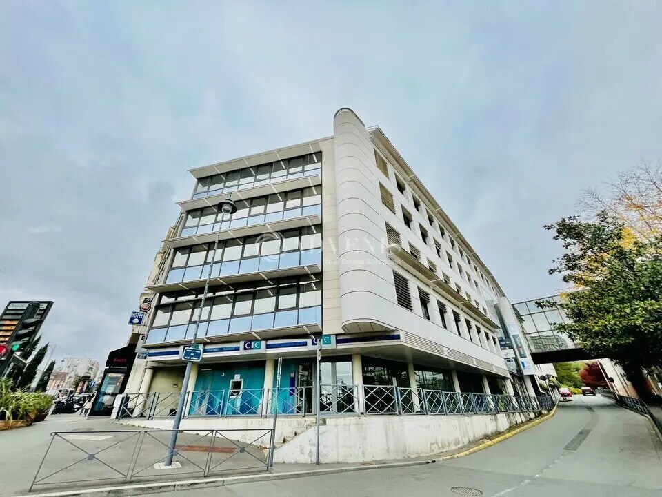 Office in Nogent-sur-Marne for lease Building Photo- Image 1 of 6