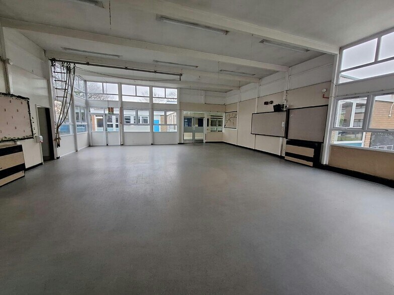 Montrey Crescent, Wigan for lease - Building Photo - Image 3 of 18