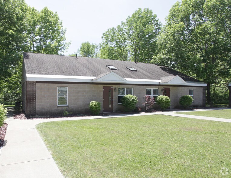 667 Bay Rd, Queensbury, NY for sale - Primary Photo - Image 1 of 1