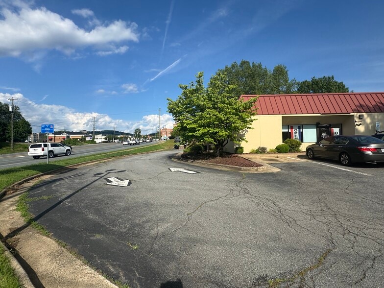 105 New House Dr, Charlottesville, VA for lease - Building Photo - Image 2 of 12