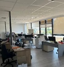 Retail in Marseille for lease Interior Photo- Image 1 of 1