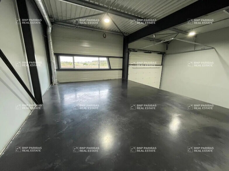 Office in Esvres for lease - Interior Photo - Image 3 of 8