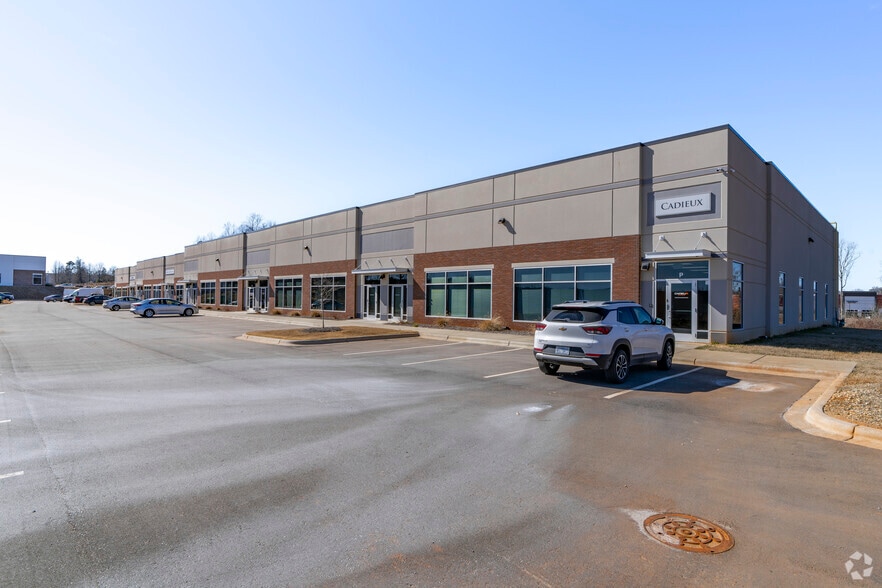 2120 Airport Flex Dr, Charlotte, NC for lease - Building Photo - Image 3 of 4