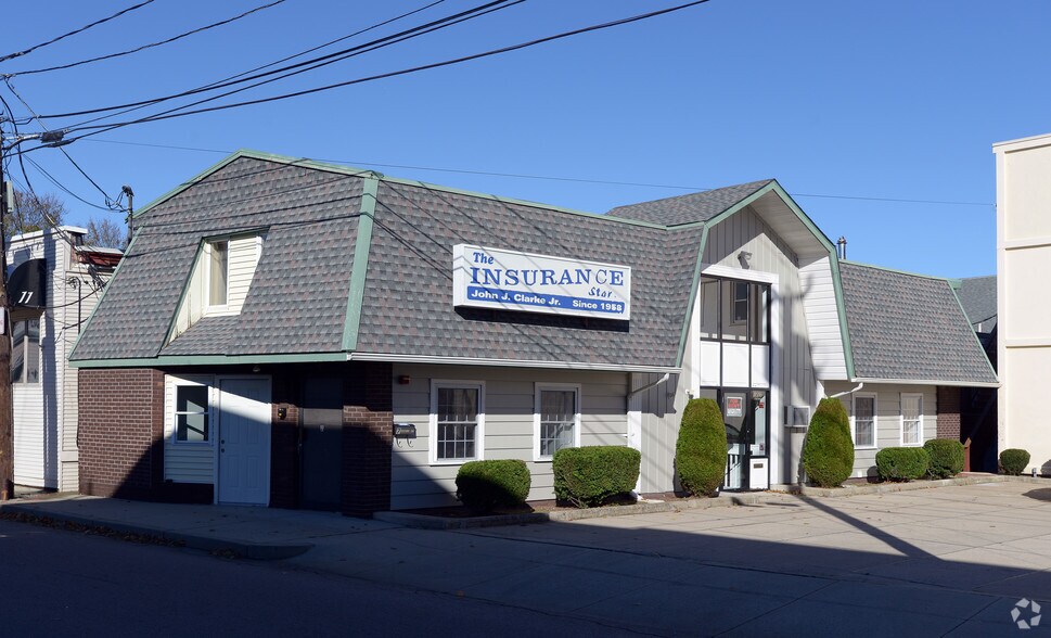1215-1217 Main St, West Warwick, RI for sale - Primary Photo - Image 1 of 1