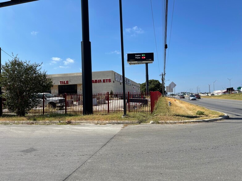 7876 N Interstate 35, San Antonio, TX for lease - Building Photo - Image 2 of 5