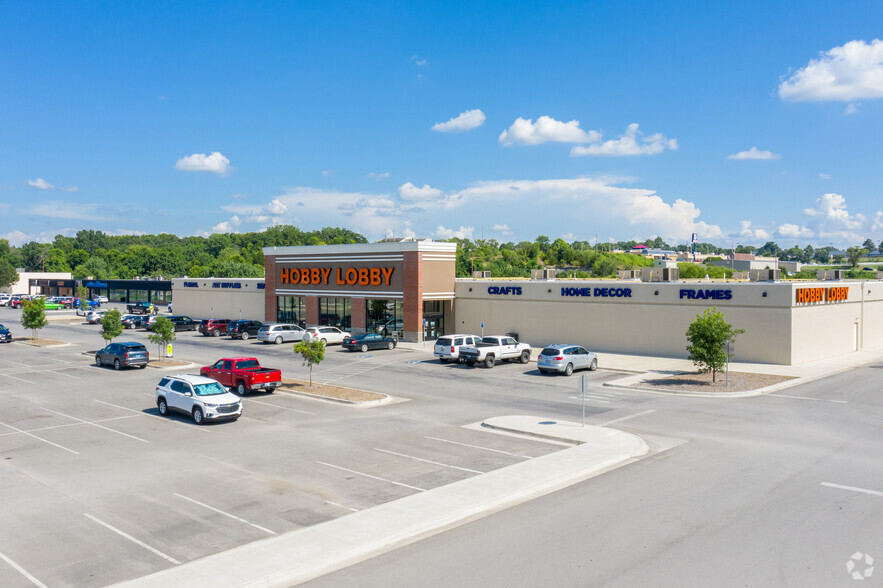 534-598 SE Washington Blvd, Bartlesville, OK for lease - Building Photo - Image 1 of 28