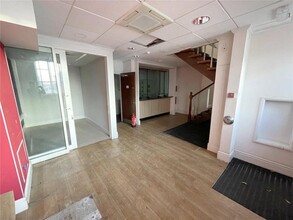 1 The Sq, Bradworthy for lease Interior Photo- Image 2 of 15