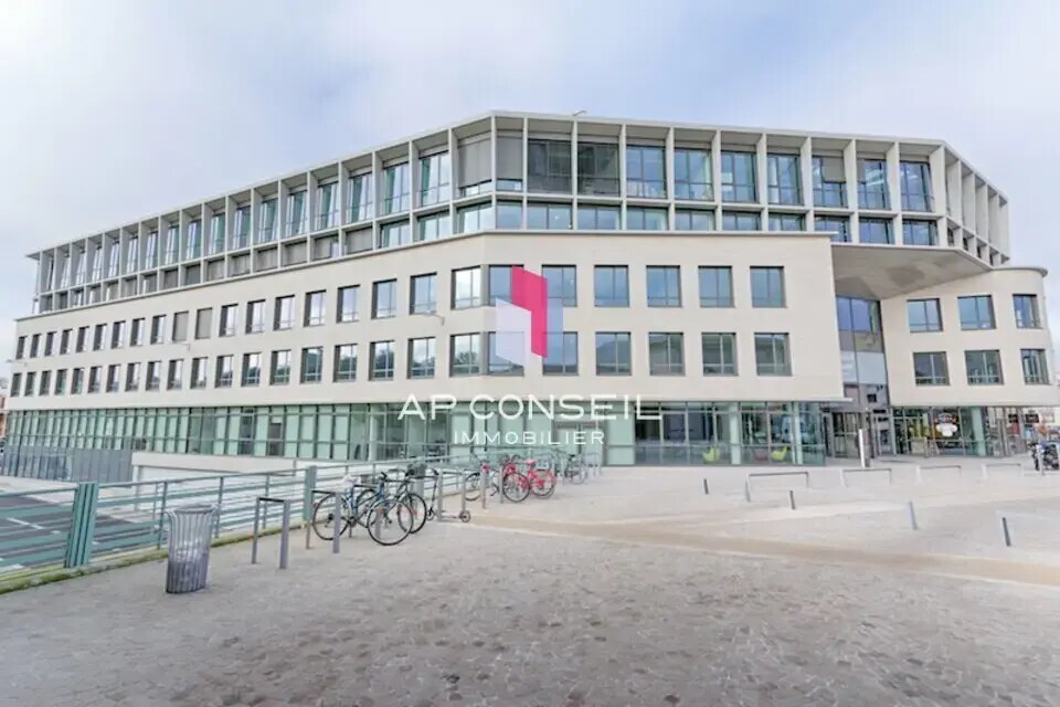 Retail in Versailles for lease Building Photo- Image 1 of 1