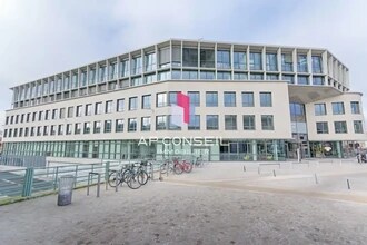 Retail in Versailles for lease Building Photo- Image 1 of 1