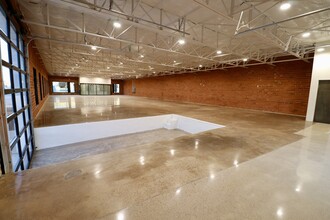 100 Howell St, Dallas, TX for lease Interior Photo- Image 1 of 8