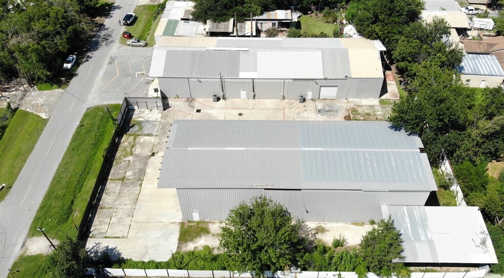 703 Buschong St, Houston, TX for lease - Building Photo - Image 3 of 13