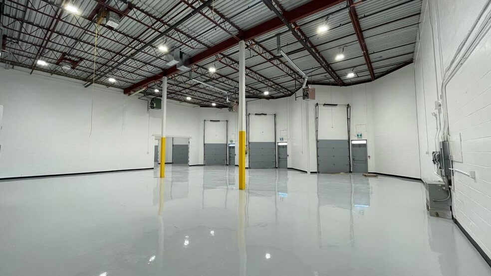 115 Rue de Vaudreuil, Boucherville, QC for lease - Interior Photo - Image 3 of 15