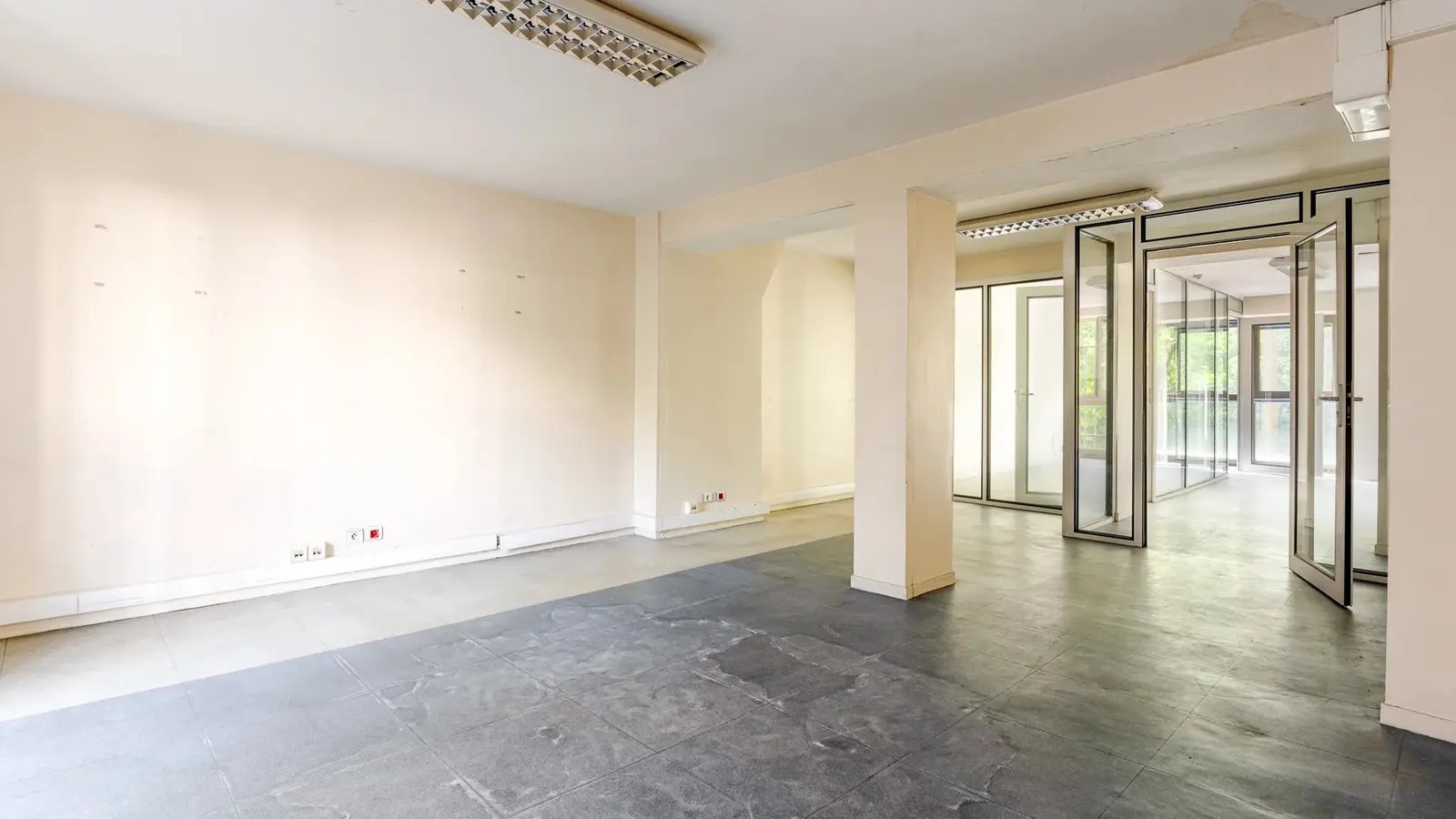 Office in Paris for sale Building Photo- Image 1 of 13