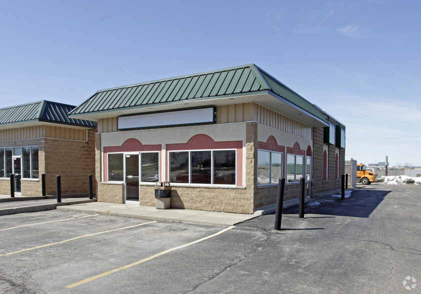 1220 Janesville Ave, Fort Atkinson, WI for lease - Building Photo - Image 2 of 2