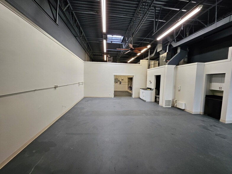 541 N Wolf Rd, Wheeling, IL for lease - Building Photo - Image 2 of 12