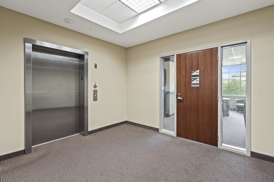 19440 Golf Vista Plz, Lansdowne, VA for lease - Interior Photo - Image 3 of 34