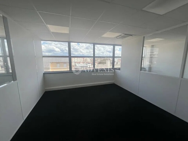 Office in Alfortville for lease - Interior Photo - Image 2 of 10