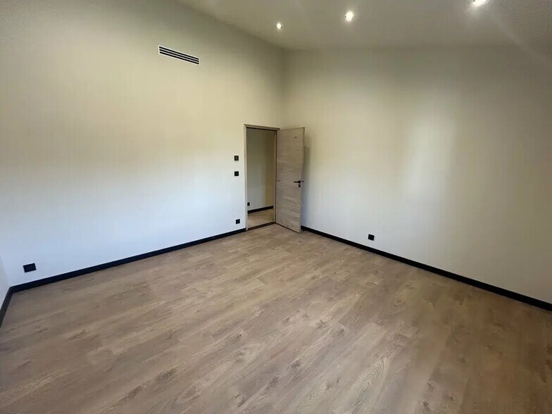 Flex in Saint-Rémy-de-Provence for lease - Interior Photo - Image 2 of 3