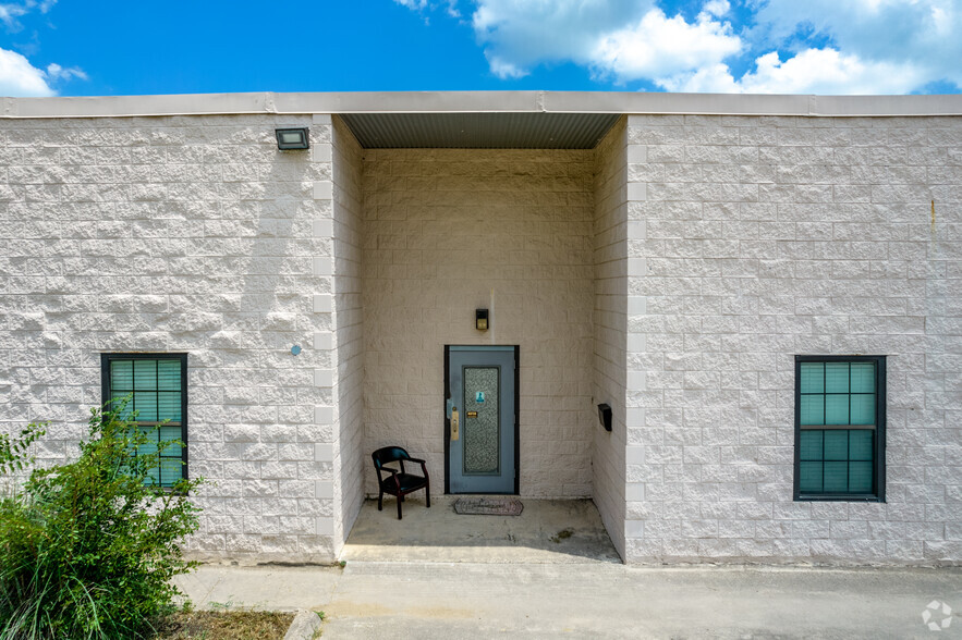 13810 Lookout Rd, San Antonio, TX for lease - Building Photo - Image 3 of 5