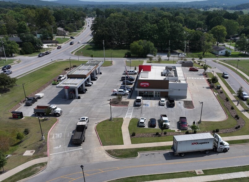 1851 E Huntsville Rd, Fayetteville, AR for sale - Building Photo - Image 3 of 11