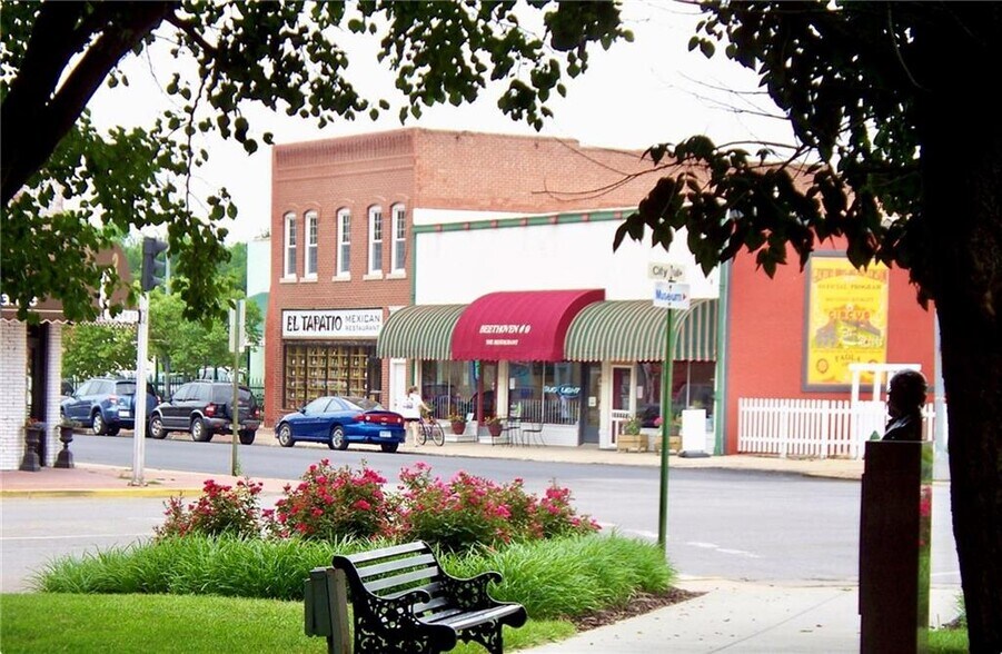 120 W Peoria St, Paola, KS for sale - Building Photo - Image 3 of 13