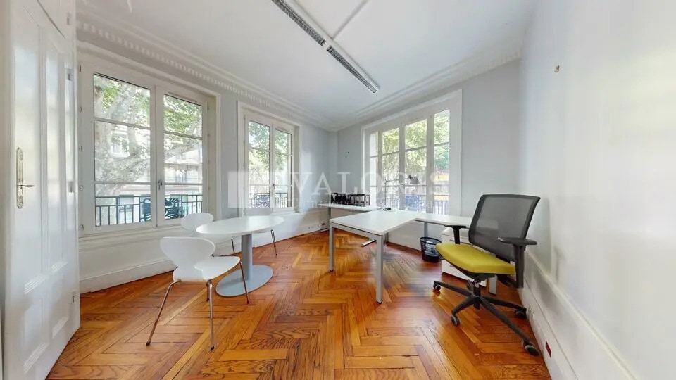 Retail in Lyon for lease - Interior Photo - Image 2 of 11