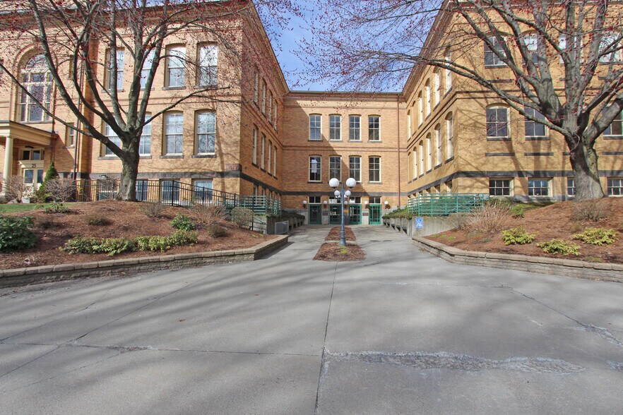 17 New South St, Northampton, MA 01060 Old School Commons