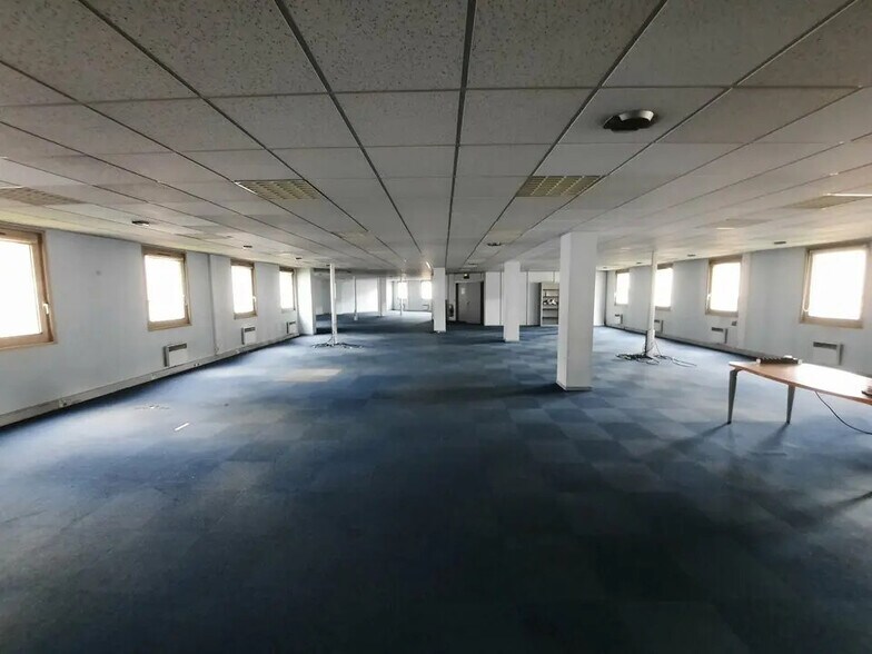 Office in Rouen for lease - Interior Photo - Image 2 of 10