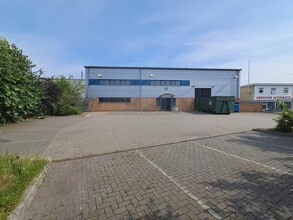 68 Holmethorpe Ave, Redhill for lease Building Photo- Image 1 of 4