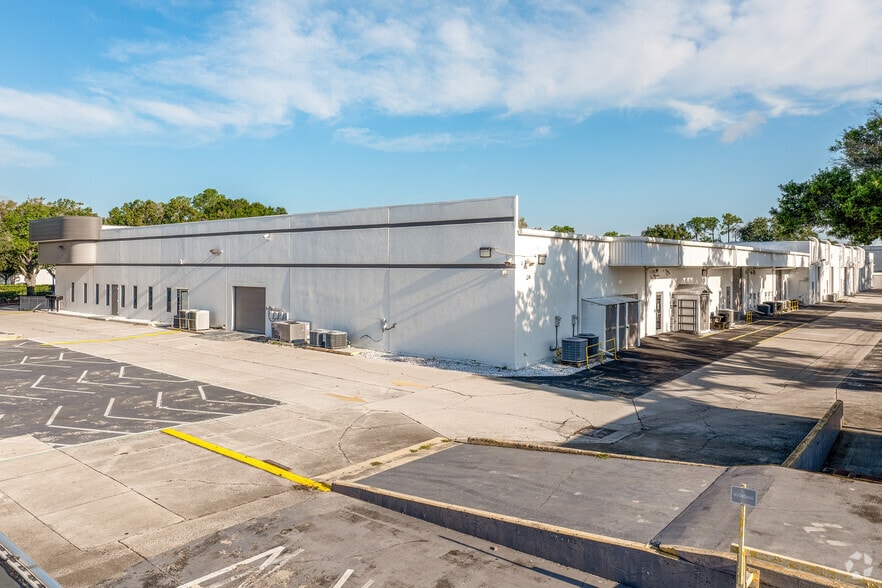 9751 Delegates Dr, Orlando, FL for lease - Building Photo - Image 2 of 4