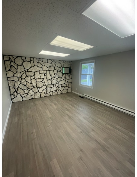 1336 American Dr, Neenah, WI for lease - Building Photo - Image 3 of 14